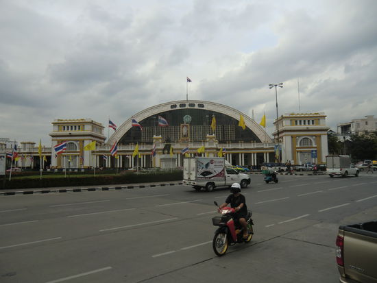 nach halsbrecherischen Straßenüberquerungen kommen wir heil am Hauptbahnhof an