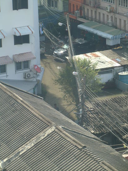 der Platz steht völlig unter Wasser
