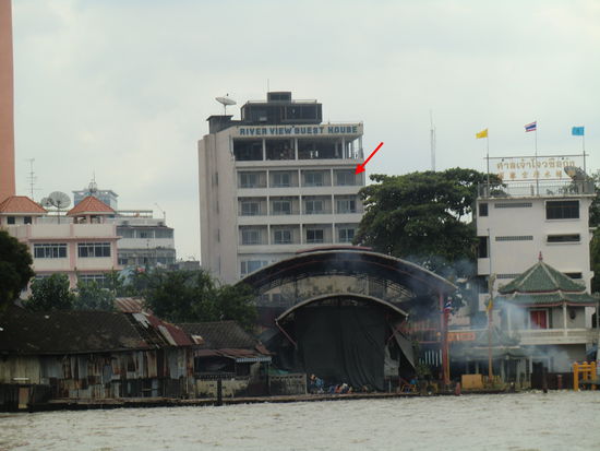 unser Guesthouse vom Wasser...da ist unser Zimmer..