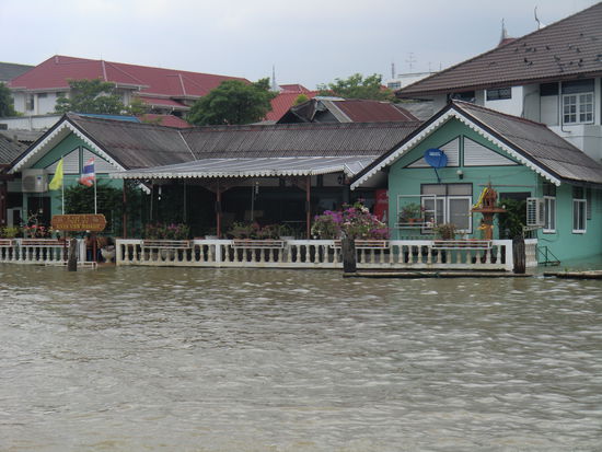 dieses Haus steht völlig unter Wasser