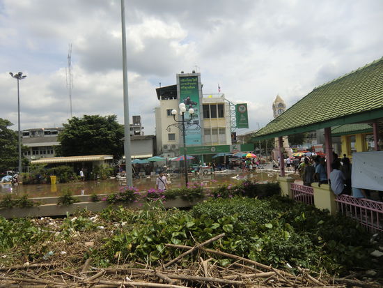 Endstation "Nonthaburi" steht auch alles unter Wasser, im Vordergrund viel Treibgut