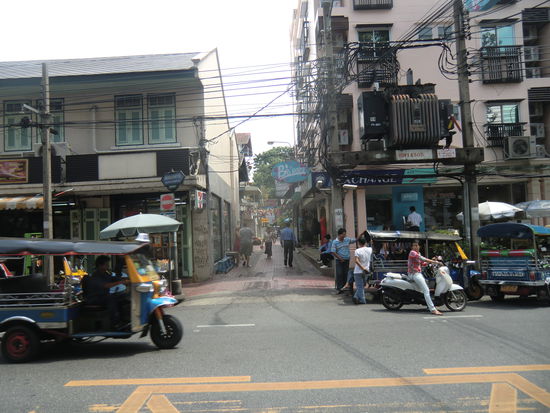 durch diese kleine Gasse werden sie gehen