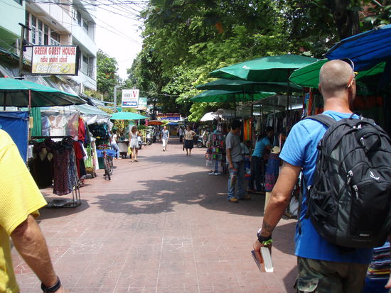 durch Seitenstraßen zur Khaosan Road