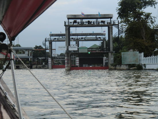 durch diese Schleuse in die Klongs
