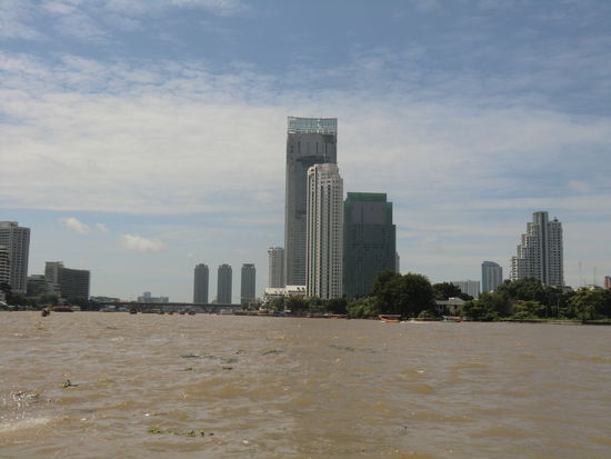 Ausblick vom Wasser auf das Peninsula Hotel