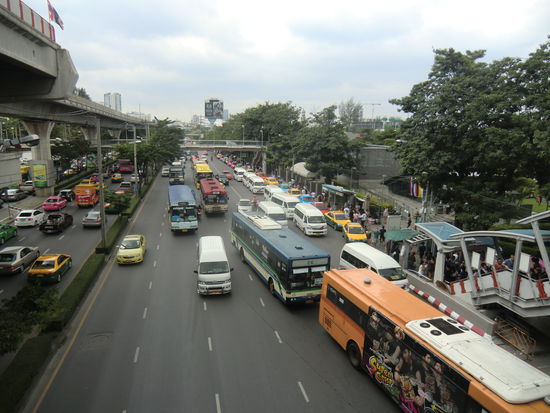 die Hauptstraße am Markt ( der liegt rechts )
