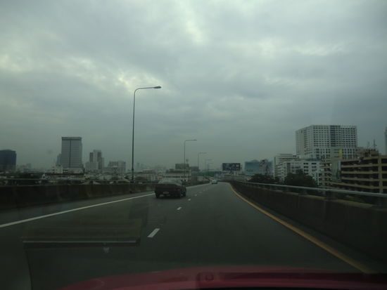 auf der Autobahn zum Flughafen