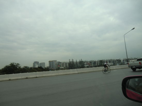 eine Radrennfahrer beim Training auf der Autobahn