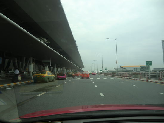 wir erreichen die Abflughalle