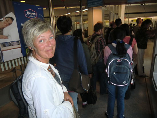 warten an der Passkontrolle...hoffentlich lassen die uns nicht rein und schieben uns ab nach Thailand !!