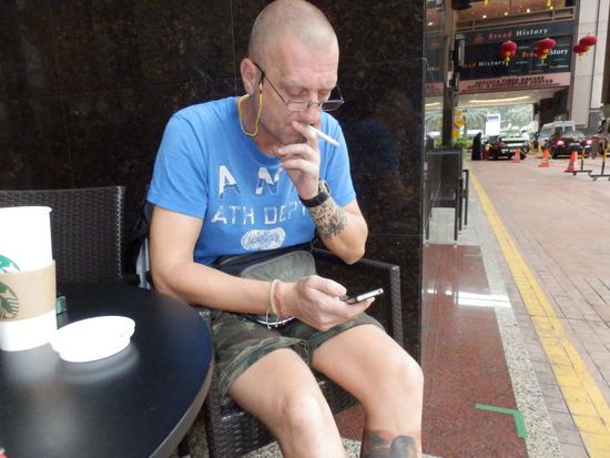 Bibo sucht mit dem Handy nach geeigneten Straßenkarten