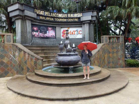 am Tourism Center mit nagelneuem Regenschirm 