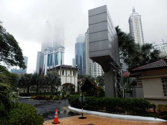 Ausblick vom Tourismus Center auf die Twin Towers (in Wolken )