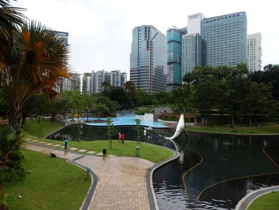 der Park, hinten das Schwimmbad