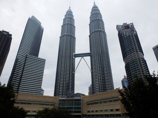 Petrona Twin Towers ohne Wolken