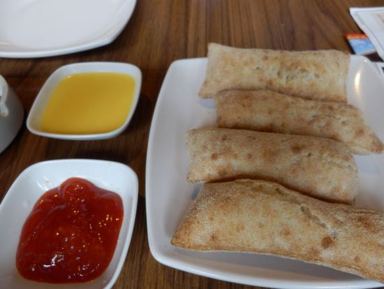 frischen Brot mit Chili- und Knoblauchsauce