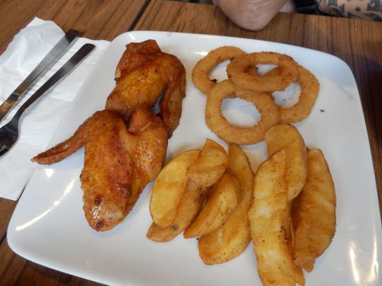 Hühnerflügel ( warm aber nicht knusprig), Kartoffelecken ( warm aber geschmacklos ), Tintenfischringe ( like MC Donald )