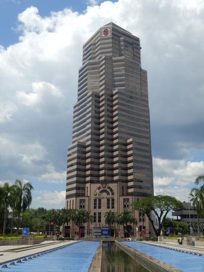ein Bankgebäude vor den Tower.