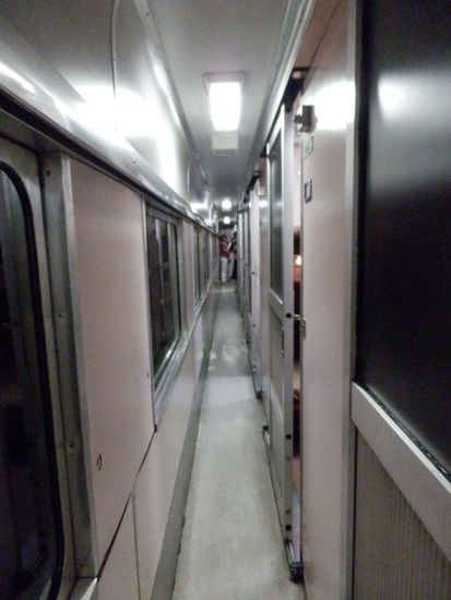 der enge Gang im Zug