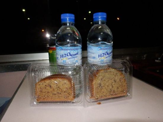 ganz leckerer Bananenkuchen und Wasser