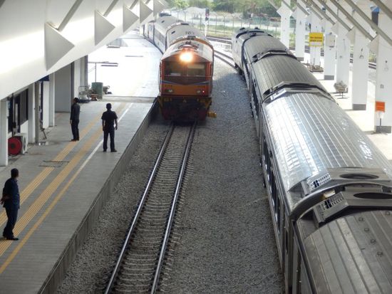 hier kommt der Zug aus Thailand, rechts steht noch unser aus Malaysia