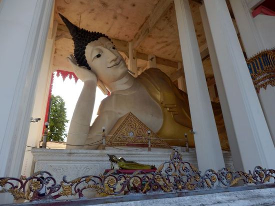 der 35 m lange Buddha