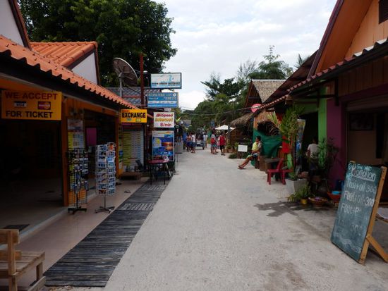 Walking Street Koh Lipe zur MittagszeitWalking Street Koh Lipe zur Mittagszeit