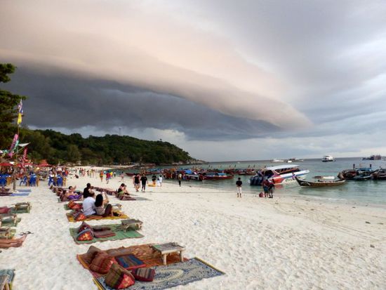 linksseitig die anrückende Regenfront