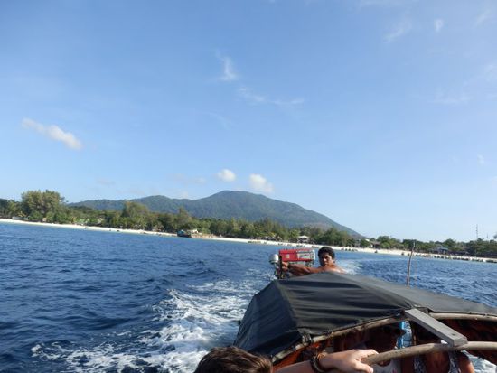 voll beladen geht es wieder raus zur Plattform ( Kostenpunkt wieder 50 THB p.P. )