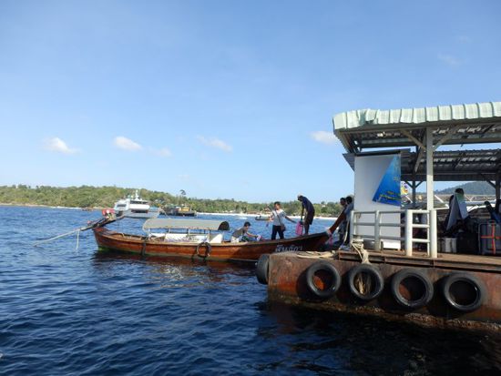 unsere Rucksäcke werden schon verfrachtet