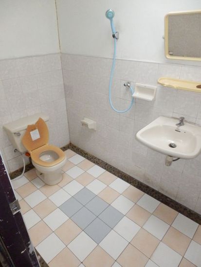 das Bad....das mit dem Klodeckel waren wir aber nicht !!!!!