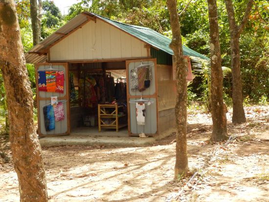 mitten drin eine kleine Modeboutique für Bademoden