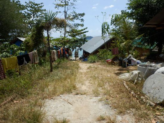 bis wir plötzlich Häuser erreichen und Kindergeschrei hören.