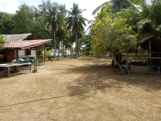 aber wir kommen an einer sehr gepflegten Freifläche raus.....