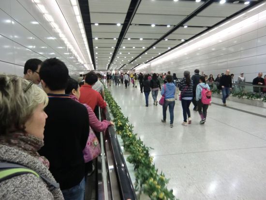 ein Förderband in der U-Bahn