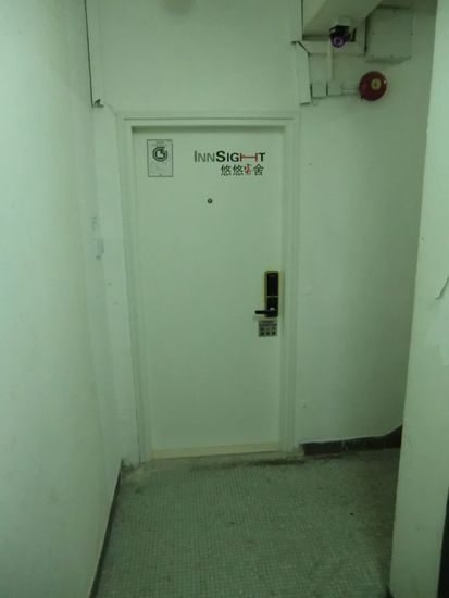 der Eingang zum Guesthouse " Innsight"