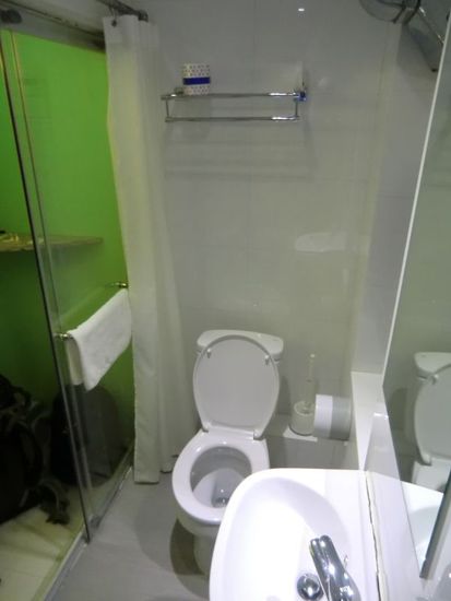 das Klo gegenüber der Dusche