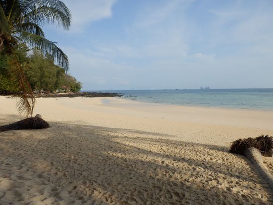 hier noch mal der Strand am Bulone Resort bei Ebbe