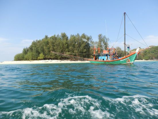 an einem Fischerboot vorbei
