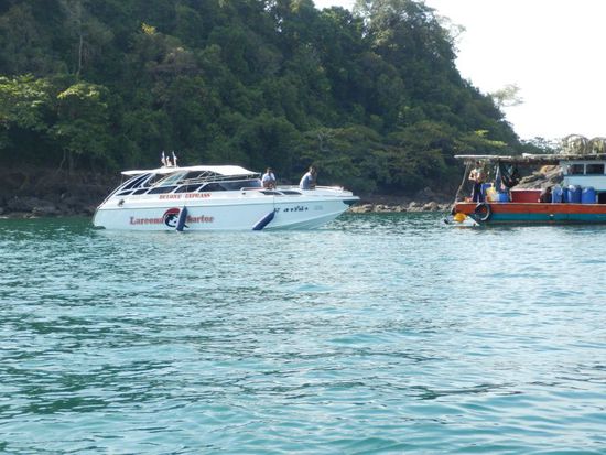 und da ist auch schon unser Speedboot, was uns nach Pakbara bringt