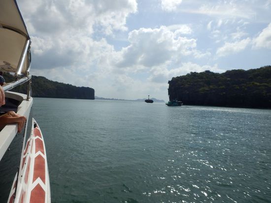 zwischen den Felsen durch nach Pakbara