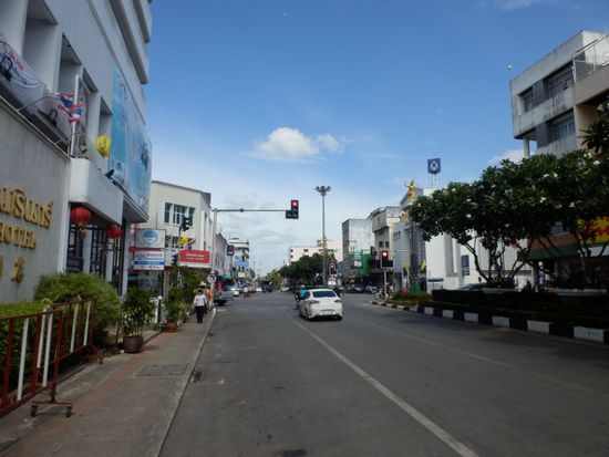 die Straße führt direkt vom Bahnhof weg