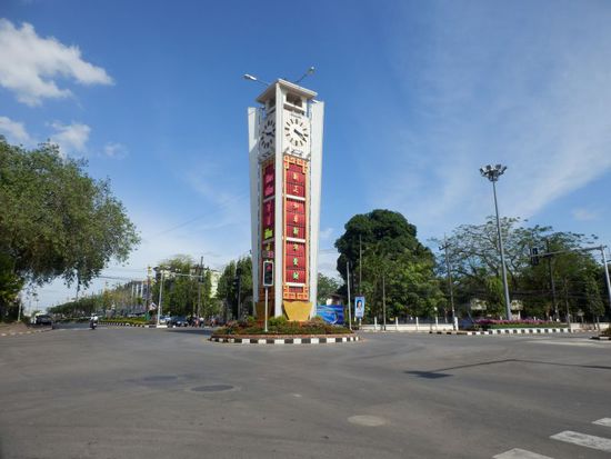 man kommt zu einem Uhrturm