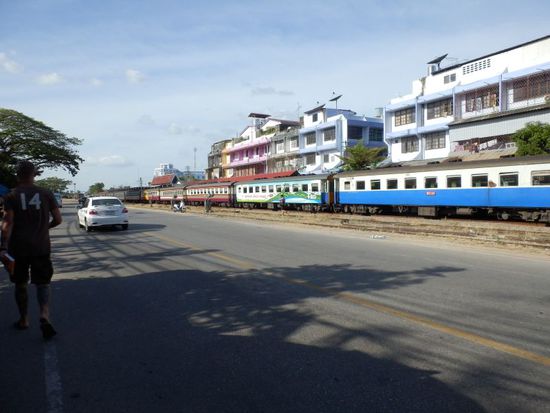 auf der anderen Seite vom Bahnhof