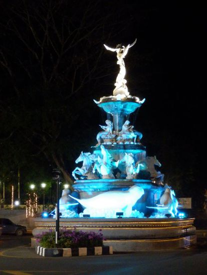 der Brunnen leuchtet in verschiedenen Farben