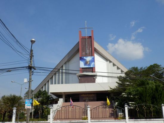 an einer neuen christlichen Kirche vorbei
