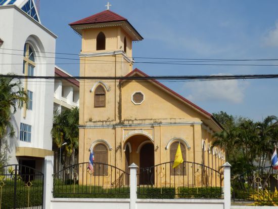 daneben steht die Alte