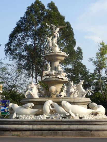 hier noch mal der Brunnen bei Tageslicht