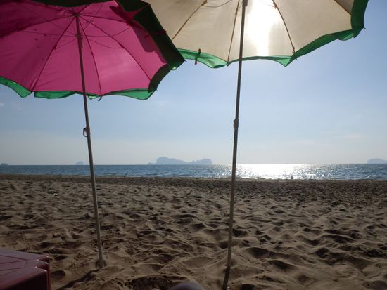 unsere Aussicht unter den Sonnenschirmen.