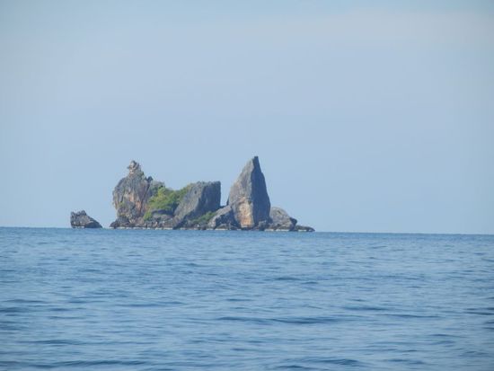 ...vorbei an bizarren Felseninseln....